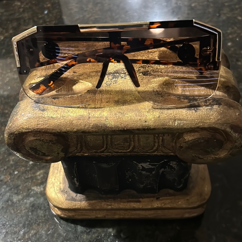 Unisex tortoise shell sunglasses **Free with purchase of $30 or more**